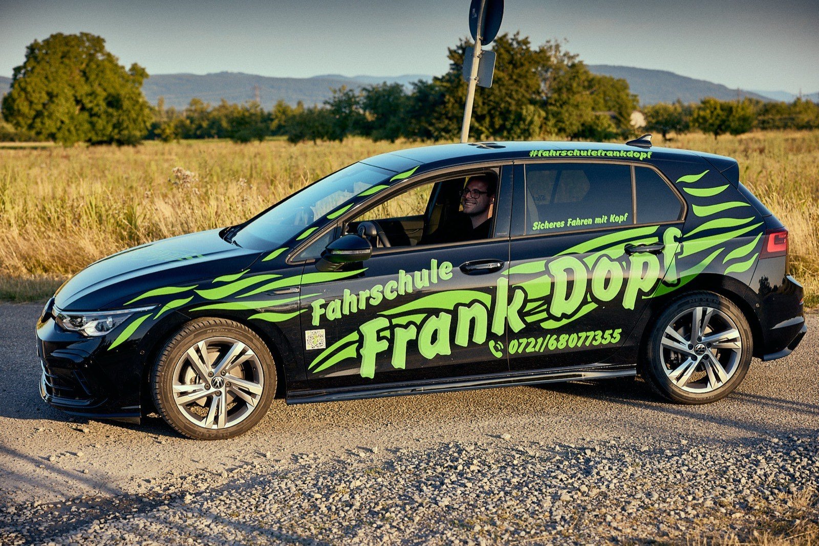 VW Golf der Fahrschule Frank Dopf mit Fahrlehrer