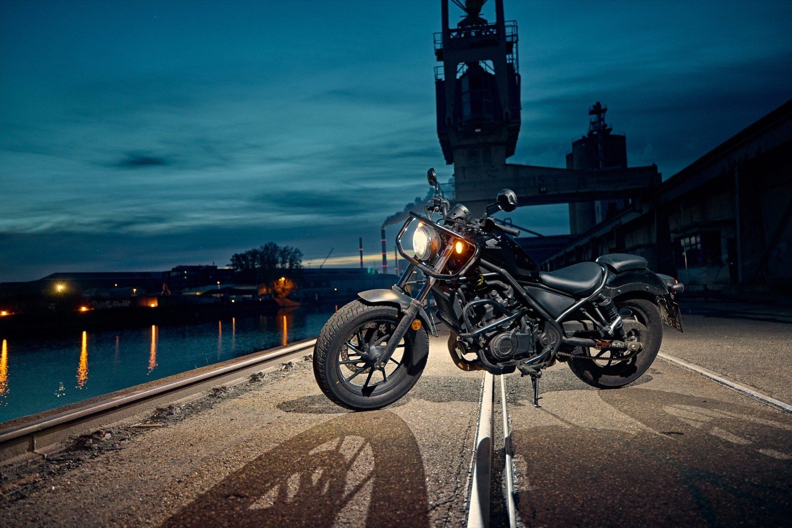 Motorrad der Fahrschule Frank Dopf bei Nacht