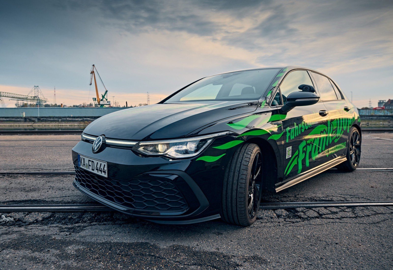 VW Golf GTI der Fahrschule Frank Dopf mit grünem Branding
